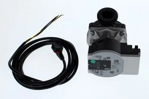 Bosch-Pumpe mit schwarzem Gehäuse, Verbindungskabel und Stecker, ausgestattet mit einem Steuergerät zur Regelung des Pumpbetriebs.